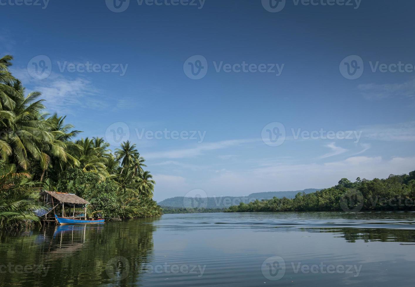 Barca tradizionale e capanna nella giungla sul fiume tatai nelle montagne di cardamomo della Cambogia foto