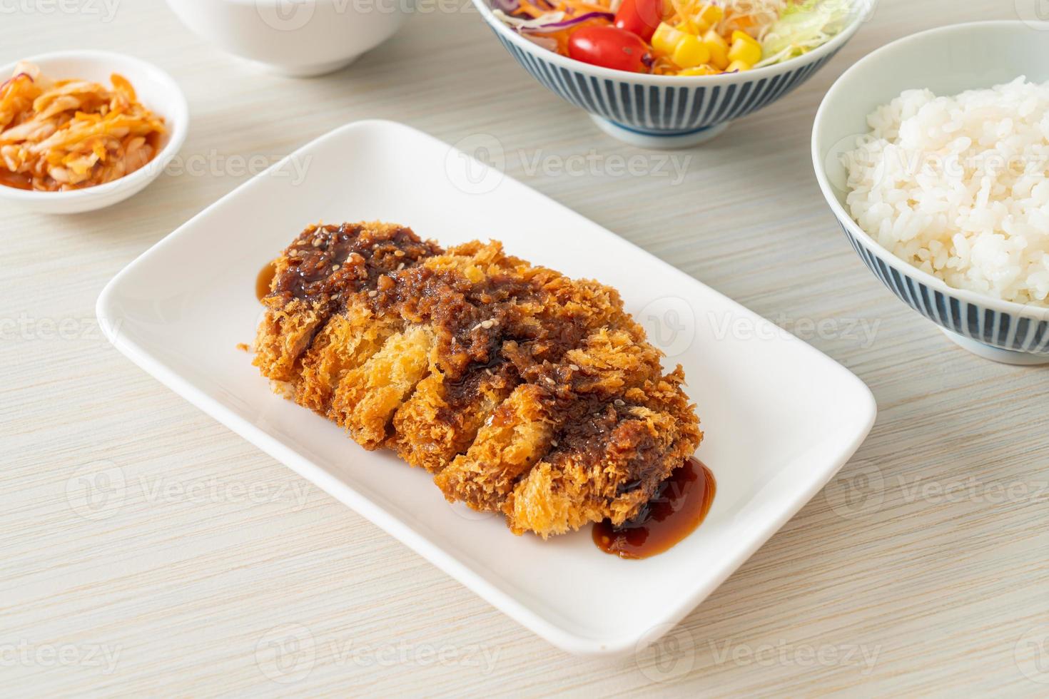 tonkatsu - cotoletta di maiale giapponese fritta con set di riso foto