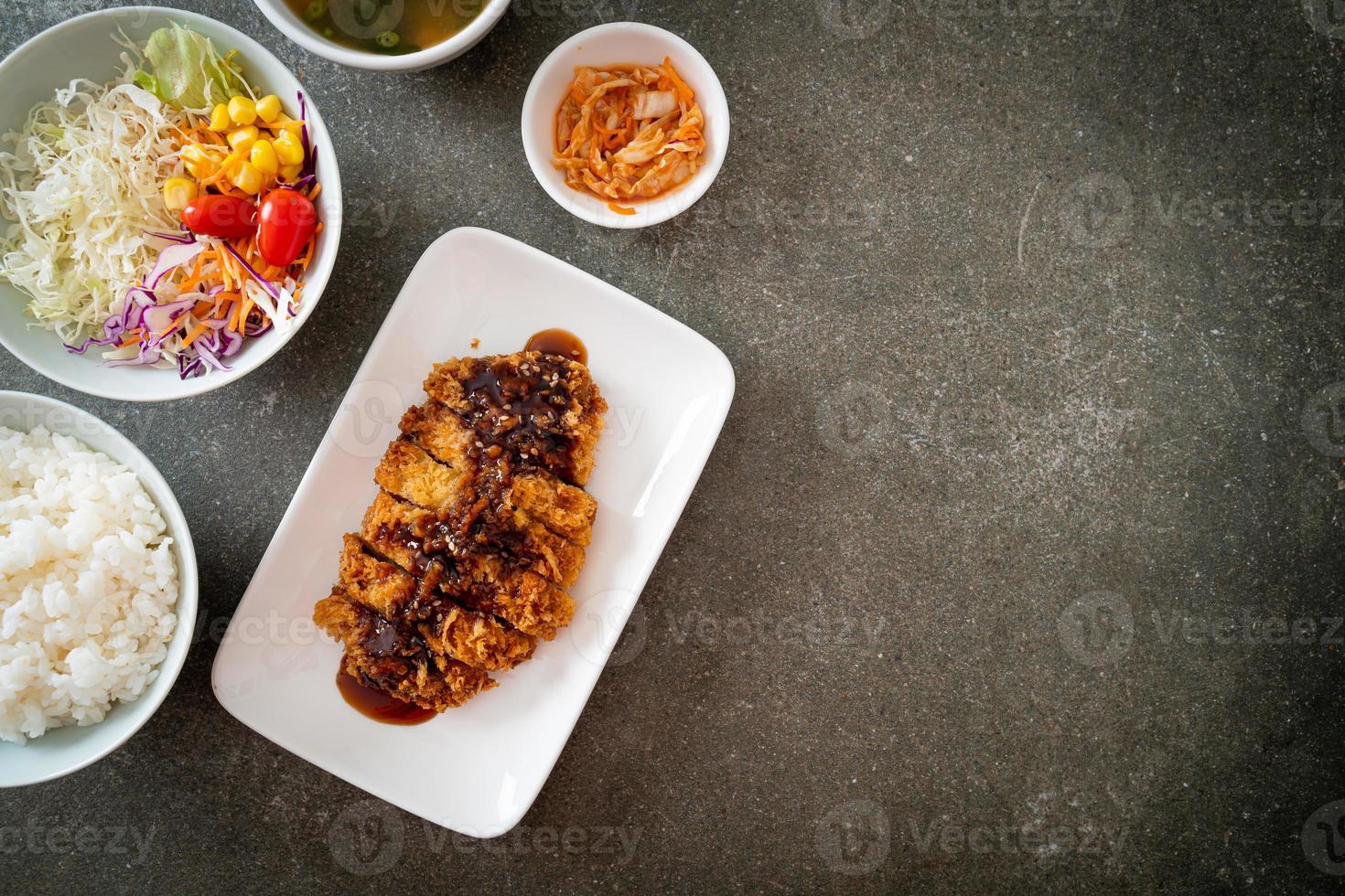 tonkatsu - cotoletta di maiale giapponese fritta con set di riso foto