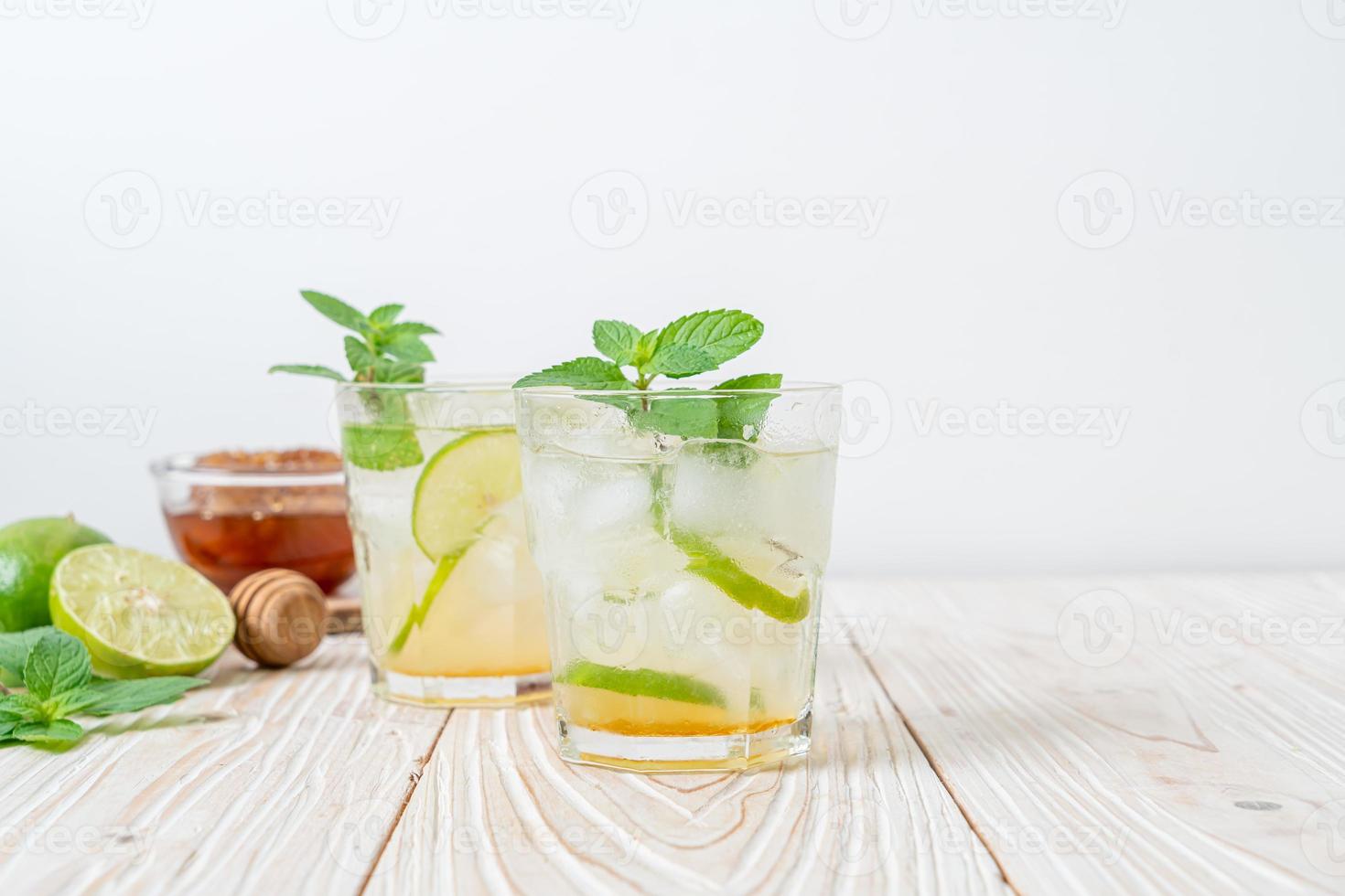 Miele ghiacciato e soda al lime con menta - bevanda rinfrescante foto