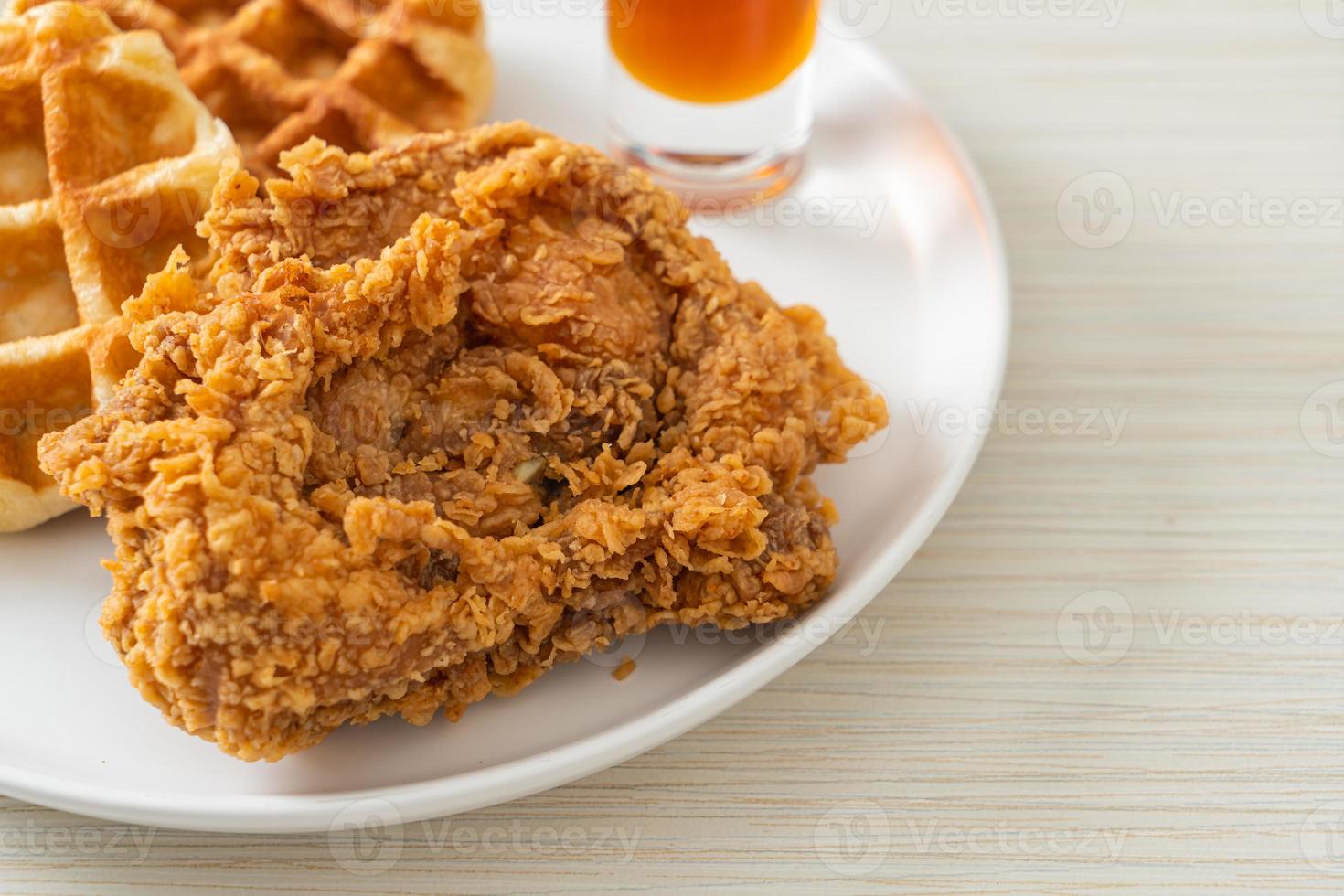 waffle di pollo fritti fatti in casa con miele o sciroppo d'acero foto