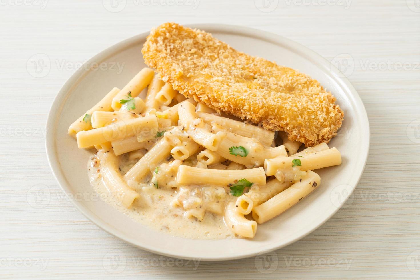 penne quadrotto fatto in casa sugo di panna bianca con frittura di pesce foto