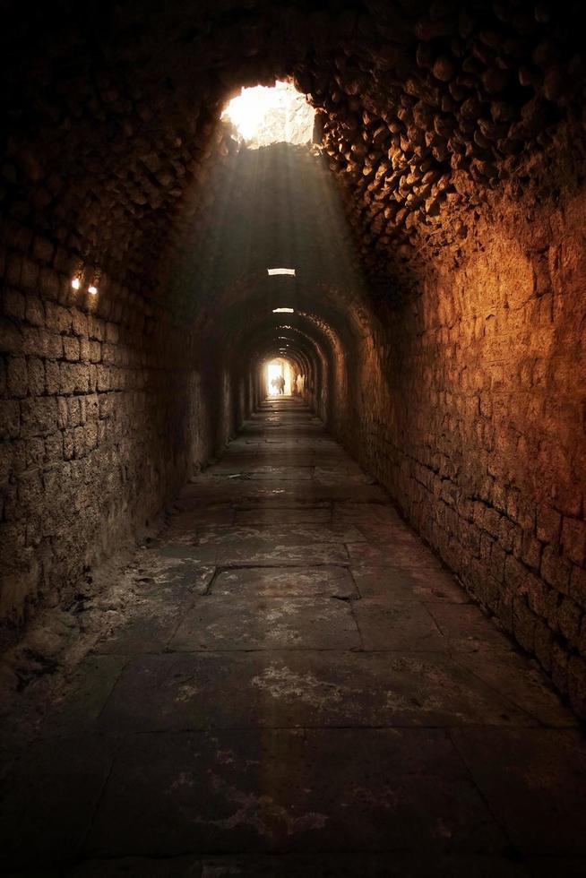 antico centro medico asklepion tunnel a bergama turchia foto