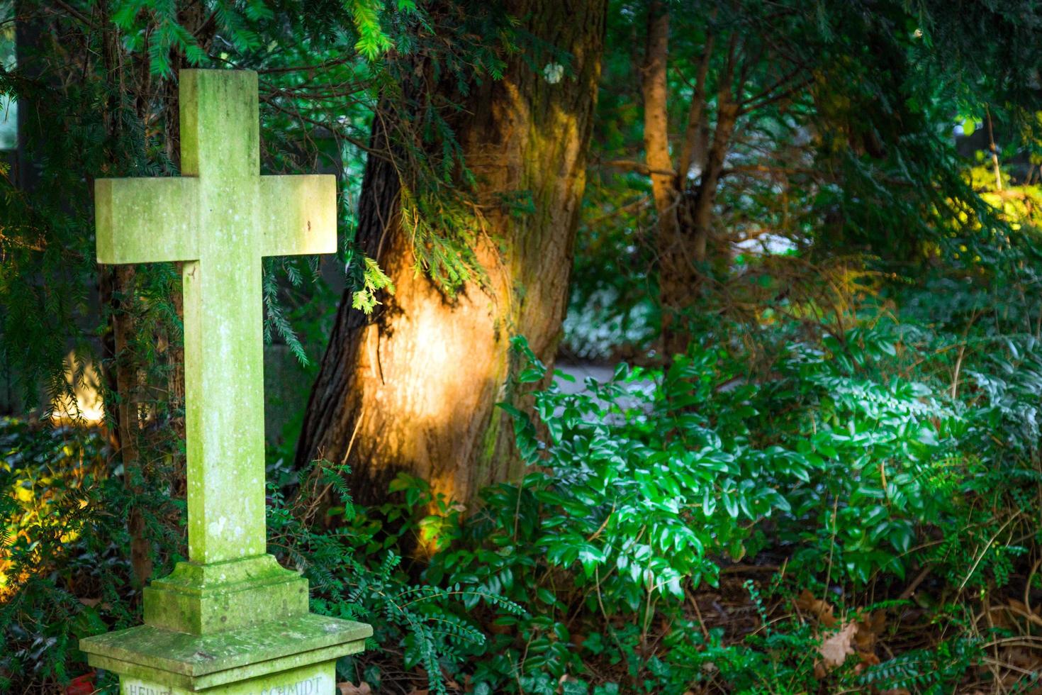 croce di pietra nel cimitero foto