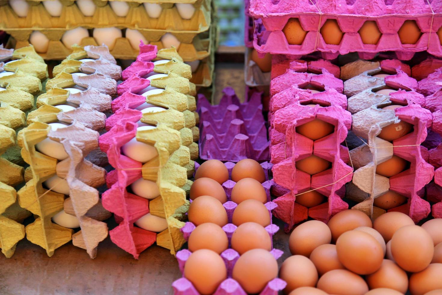 proteine alimentari uova crude di pollo biologico foto