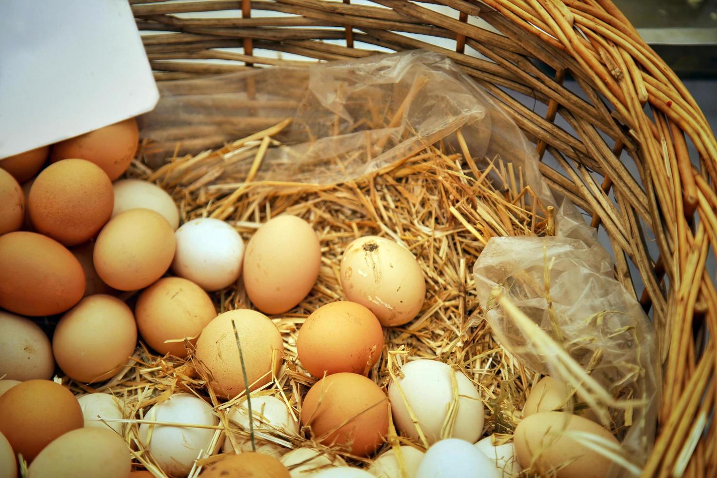 proteine alimentari uova crude di pollo biologico foto