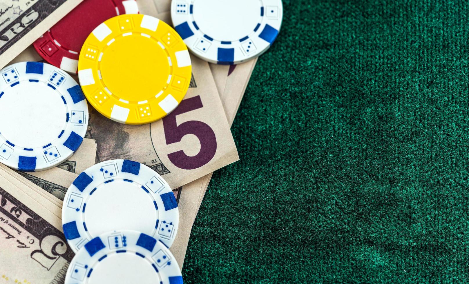 concetto di fiches e dadi di carte da poker di gioco d'azzardo foto