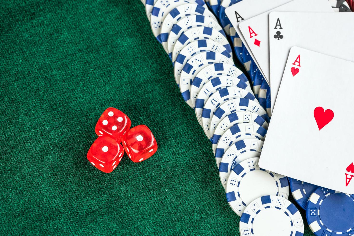 carte e monete da poker con dadi rossi d'azzardo foto