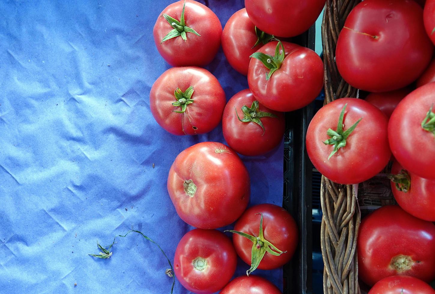 pomodoro succoso di verdure biologiche in drogheria foto