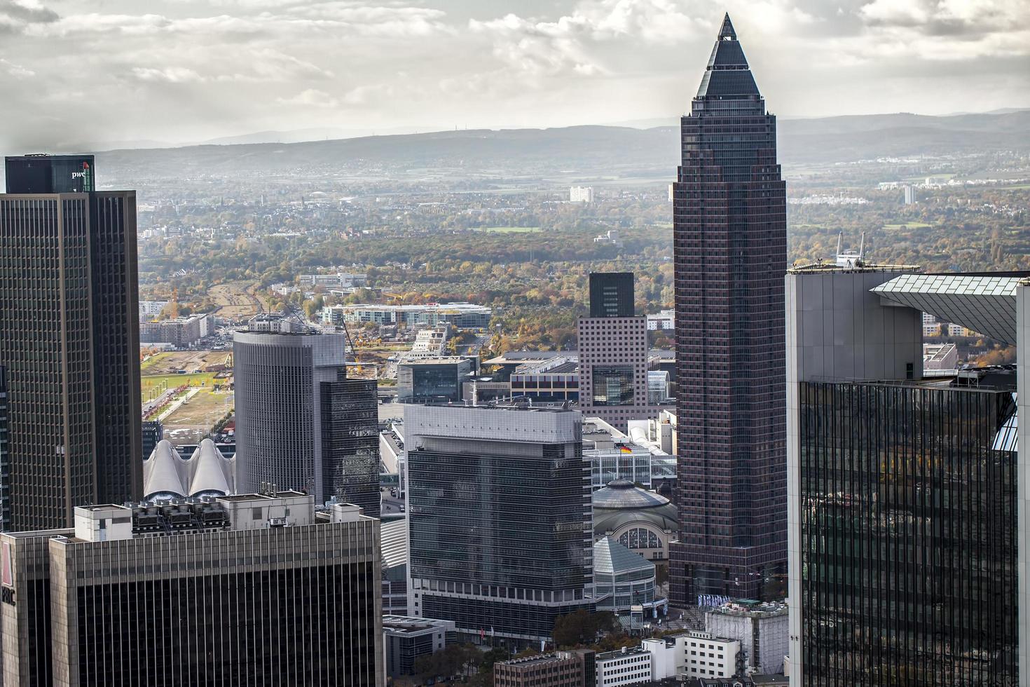 edifici generali del paesaggio urbano europeo in germania francoforte foto