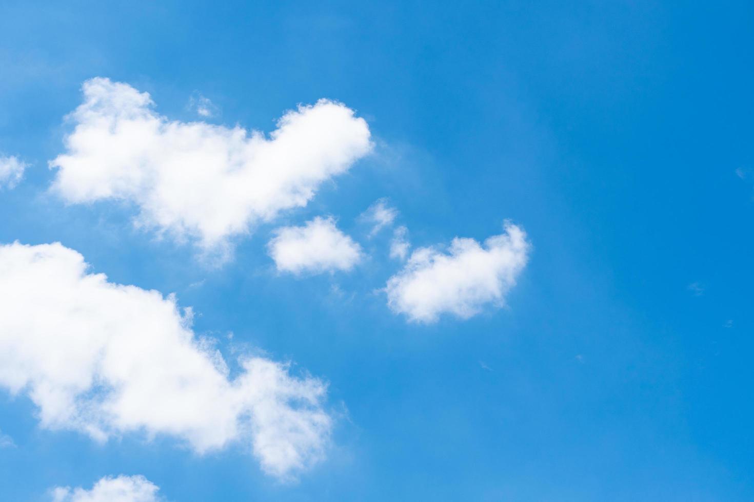 cielo azzurro con piccole nuvole nella giornata di sole foto