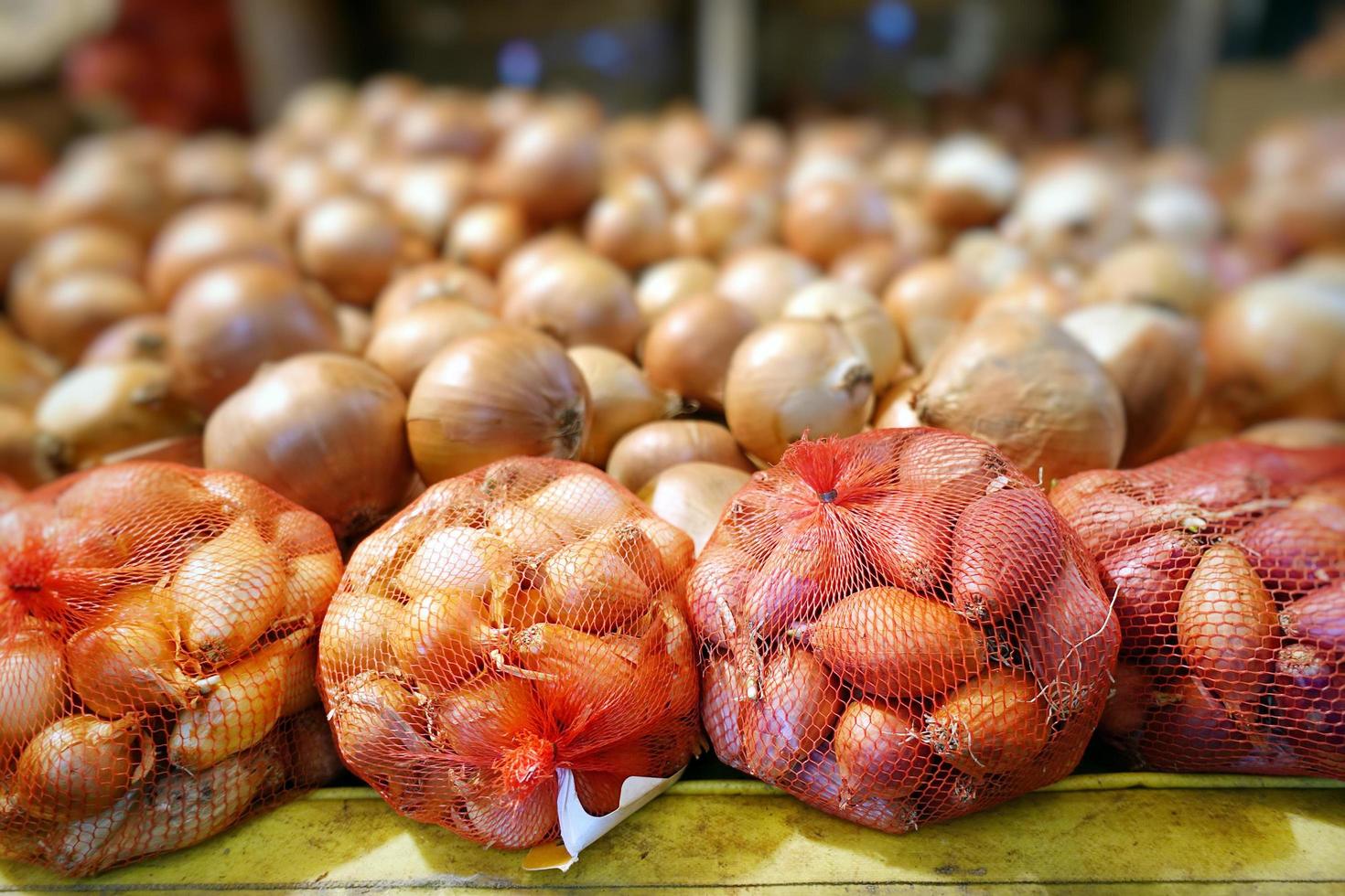 cipolla di cibo vegetale biologico in drogheria foto