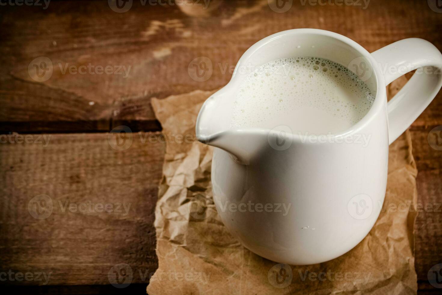 un' brocca di fresco latte su il tavolo. foto