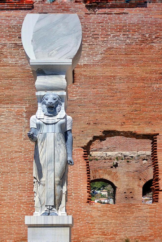 statua della dea egizia in bazilica rossa di bergama in turchia foto