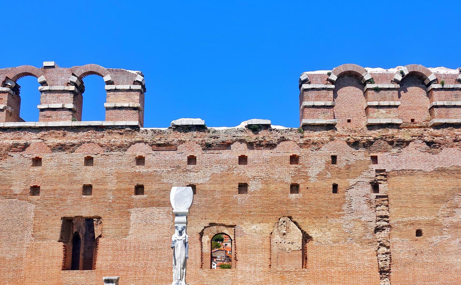 statua della dea egizia in bazilica rossa di bergama in turchia foto