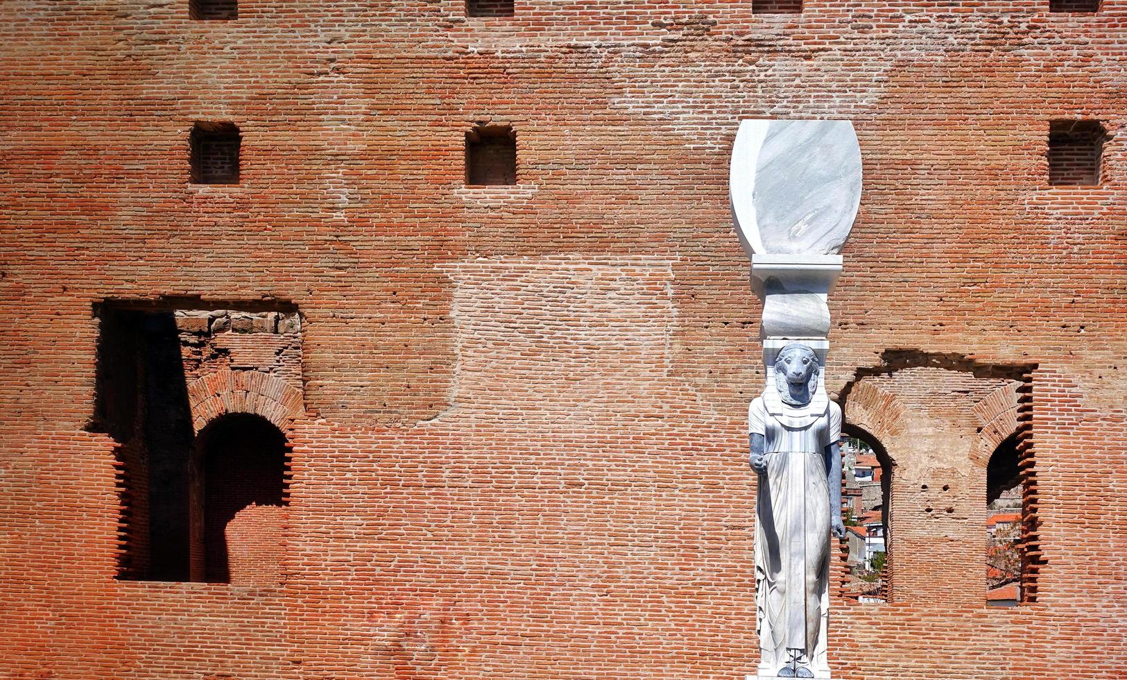 statua della dea egizia in bazilica rossa di bergama in turchia foto