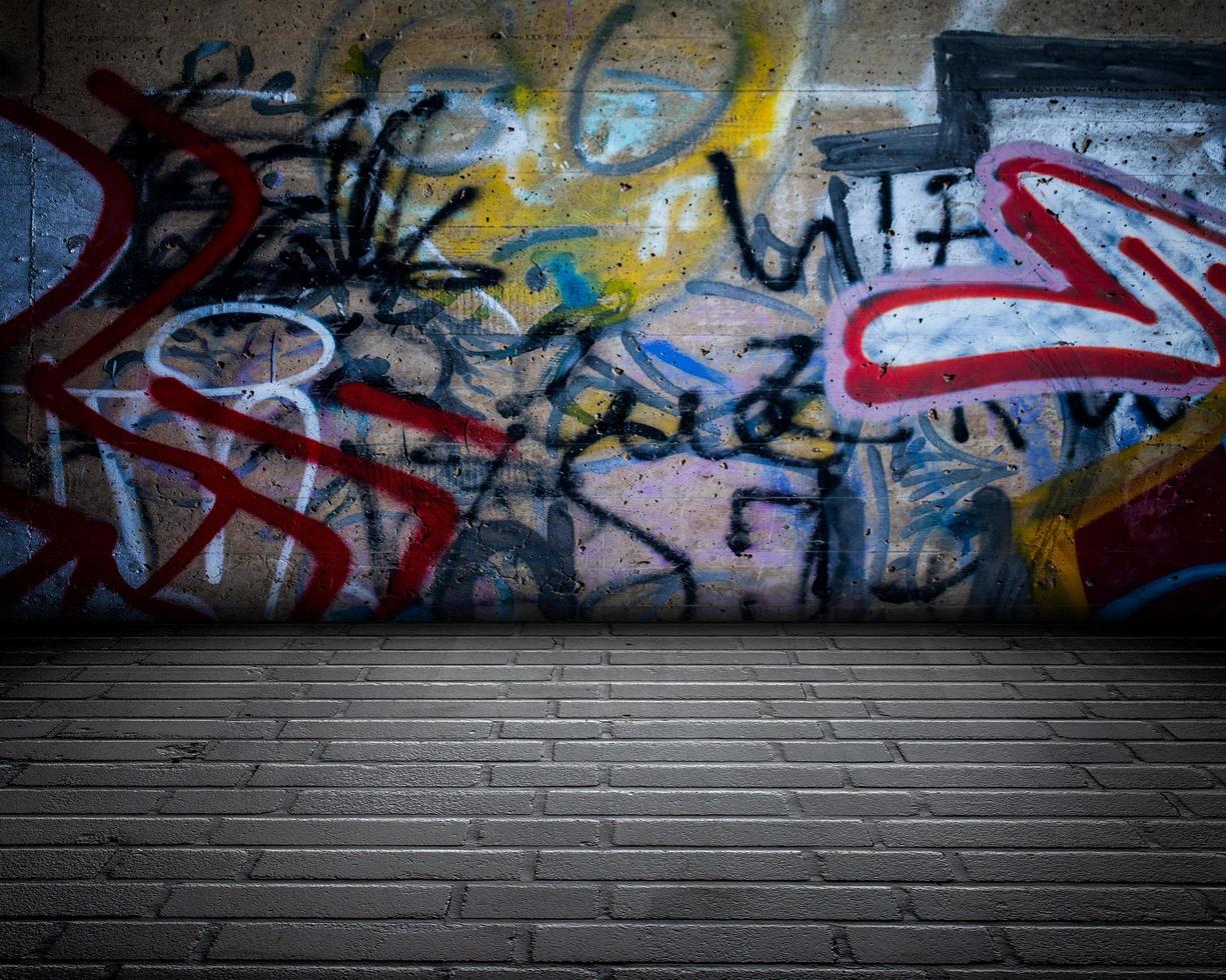 scena interna della stanza del muro di graffiti astratti foto