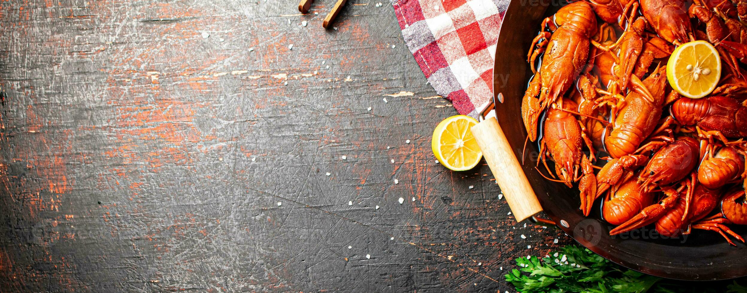 bollito Gambero nel un' pentola con prezzemolo e Limone. foto