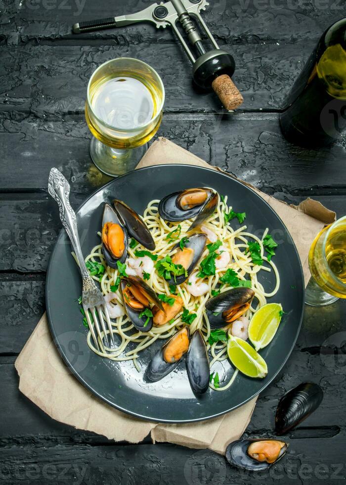mediterraneo cibo. frutti di mare spaghetti con vongole e bianca vino. foto