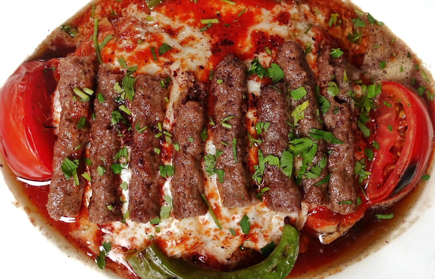 carne di kebab di manisa di cibo tradizionale turco foto