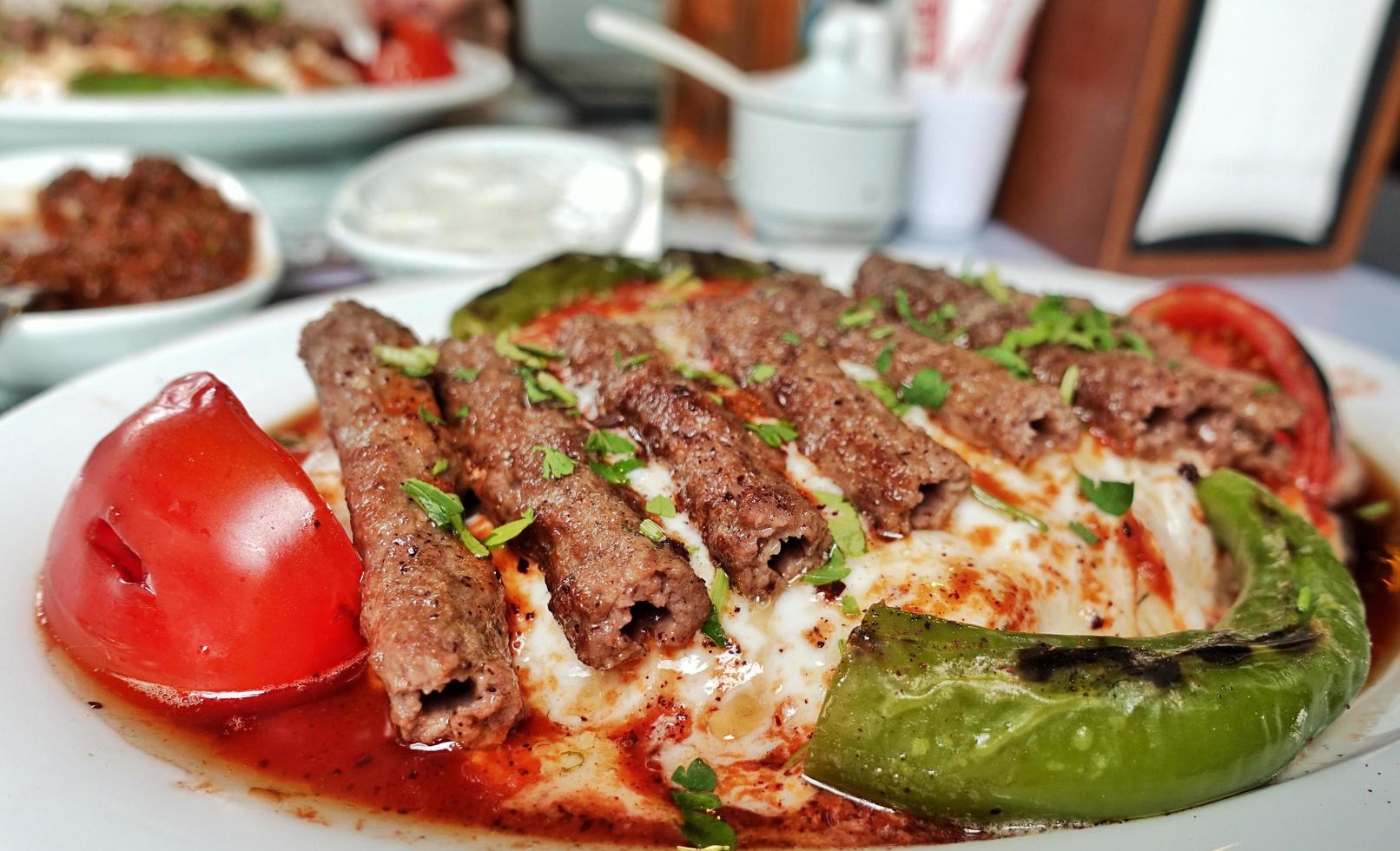 carne di kebab di manisa di cibo tradizionale turco foto