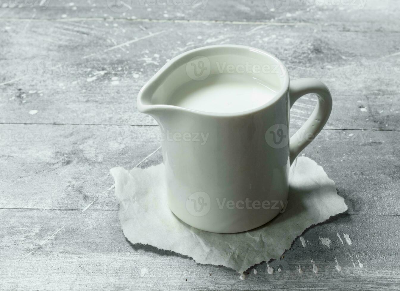 latte nel un' tazza su carta. foto