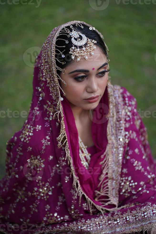 sposa indiana seduta a terra foto