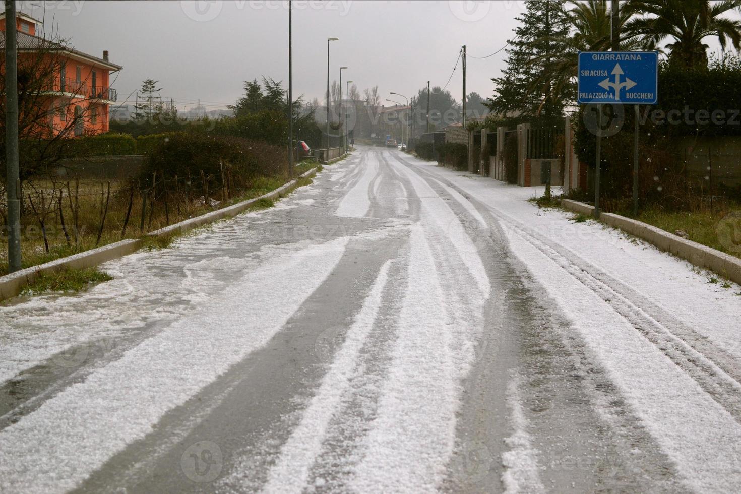 strada con grandine che sembra neve. foto