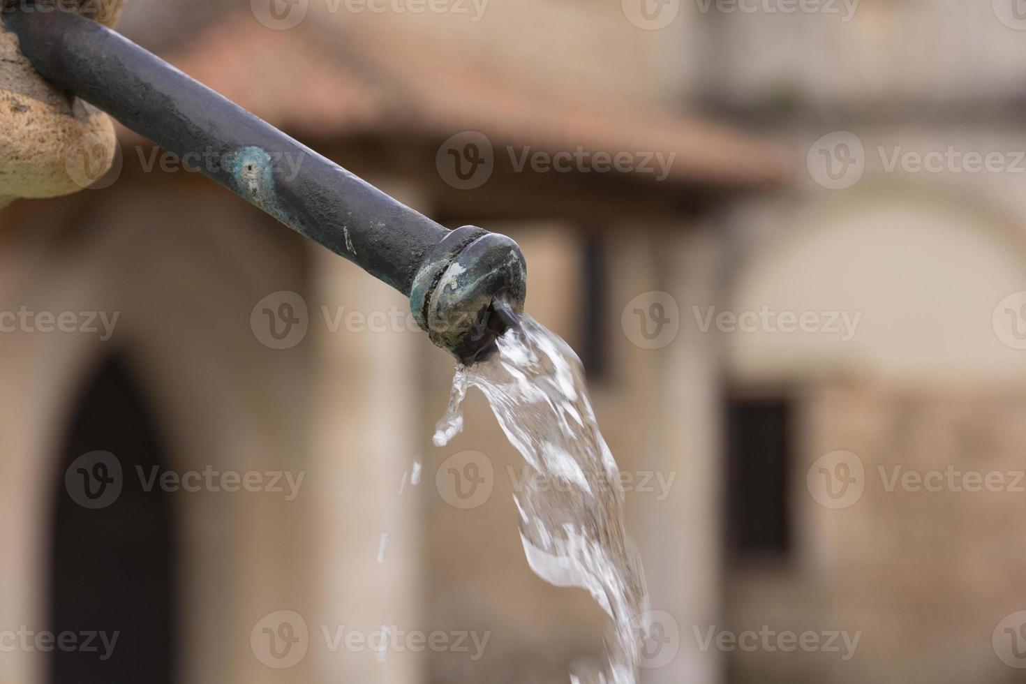 acqua che esce da una fontana di ferro foto