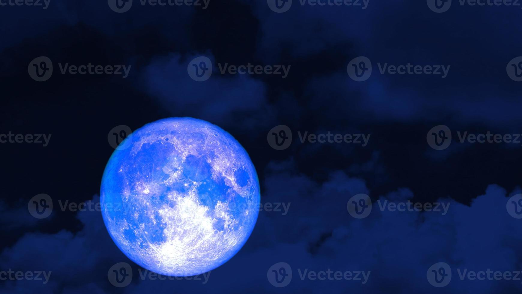 luna blu super fragola e cielo rosso notturno foto