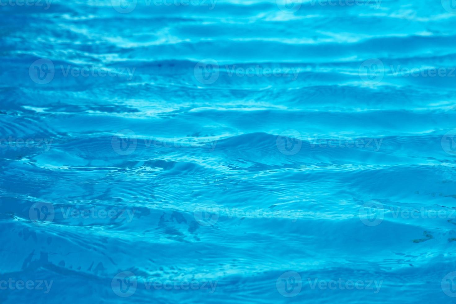 oceano con sabbia e conchiglie in acqua foto