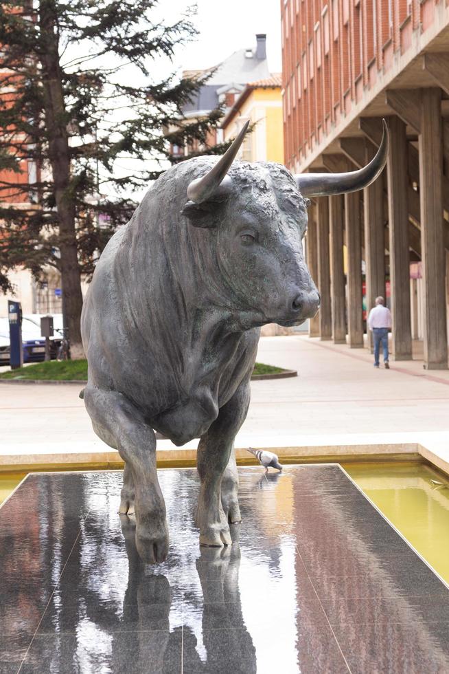 castilla, spagna, 2021 - scultura di un toro da combattimento foto