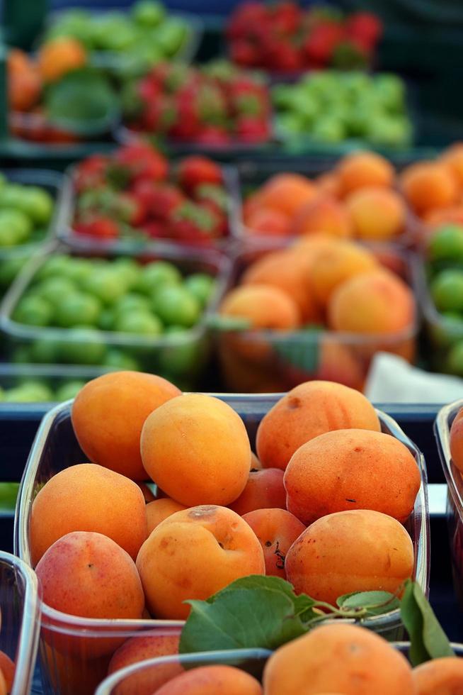 frutta biologica deliziosa fragola prugna e albicocca foto