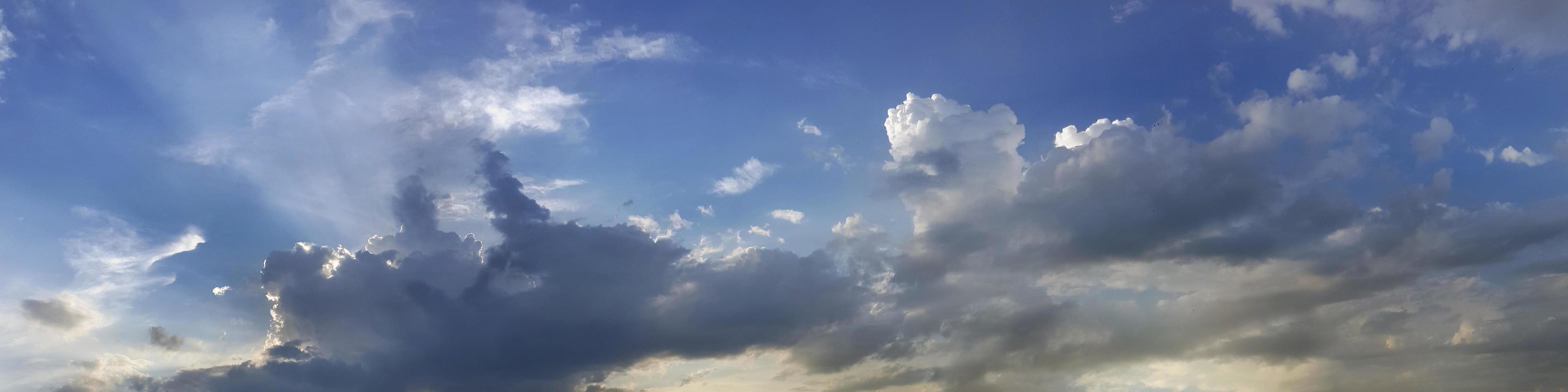 cielo panoramico dai colori vivaci con nuvole in una giornata di sole. foto