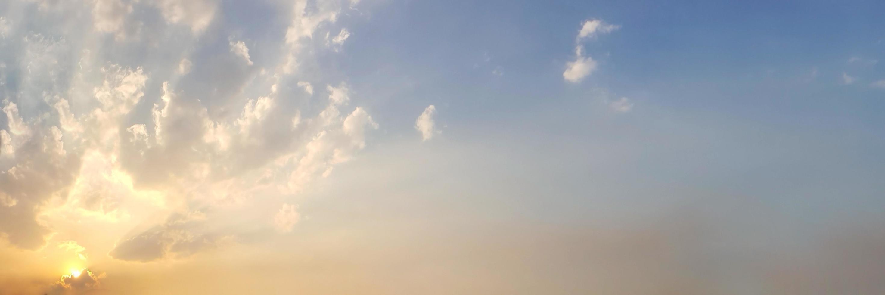 drammatico cielo panoramico con nuvole in tempo crepuscolare. foto