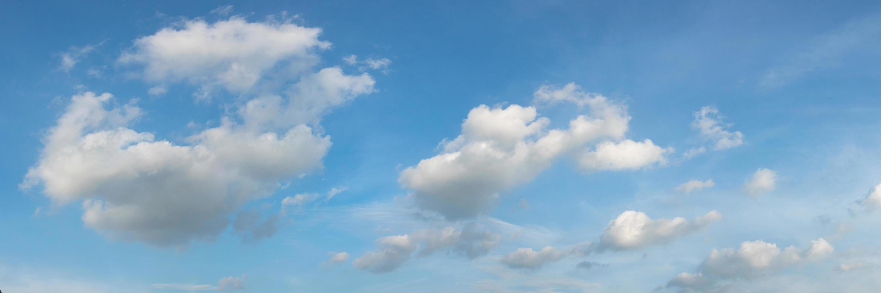 cielo panoramico con nuvole in una giornata di sole. foto