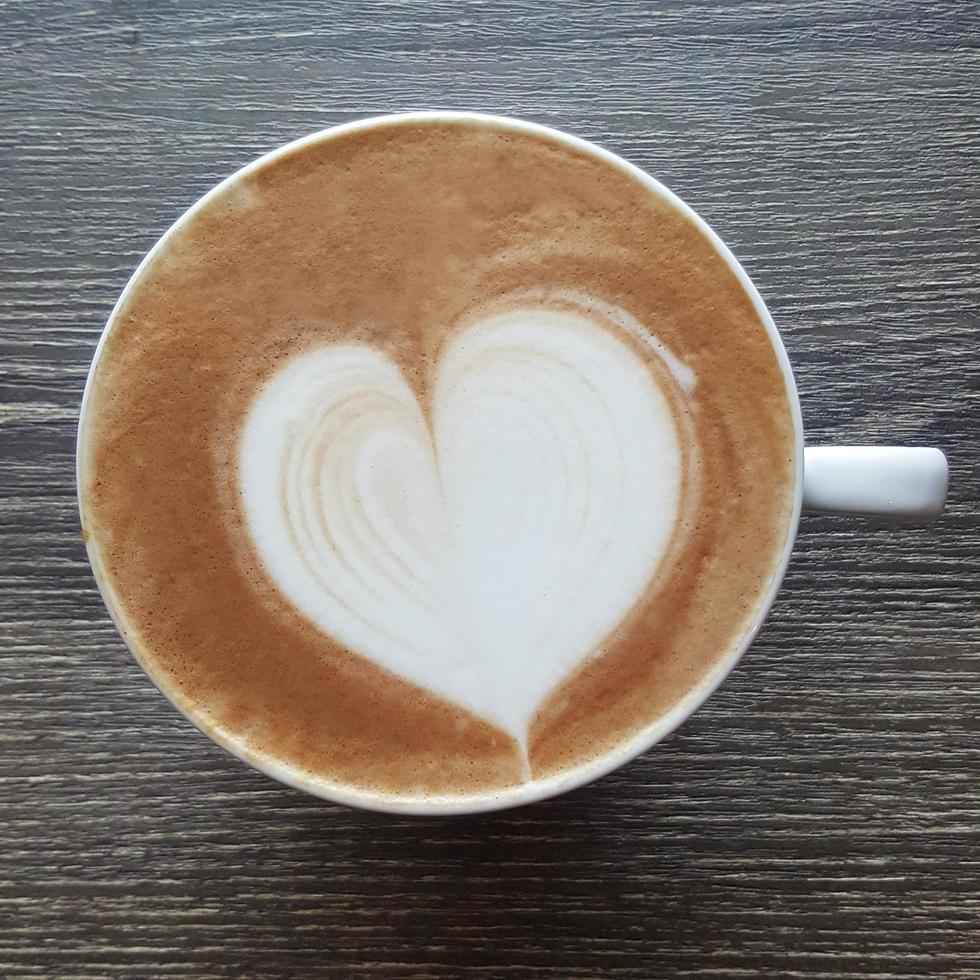 vista dall'alto di una tazza di caffè latte art. foto