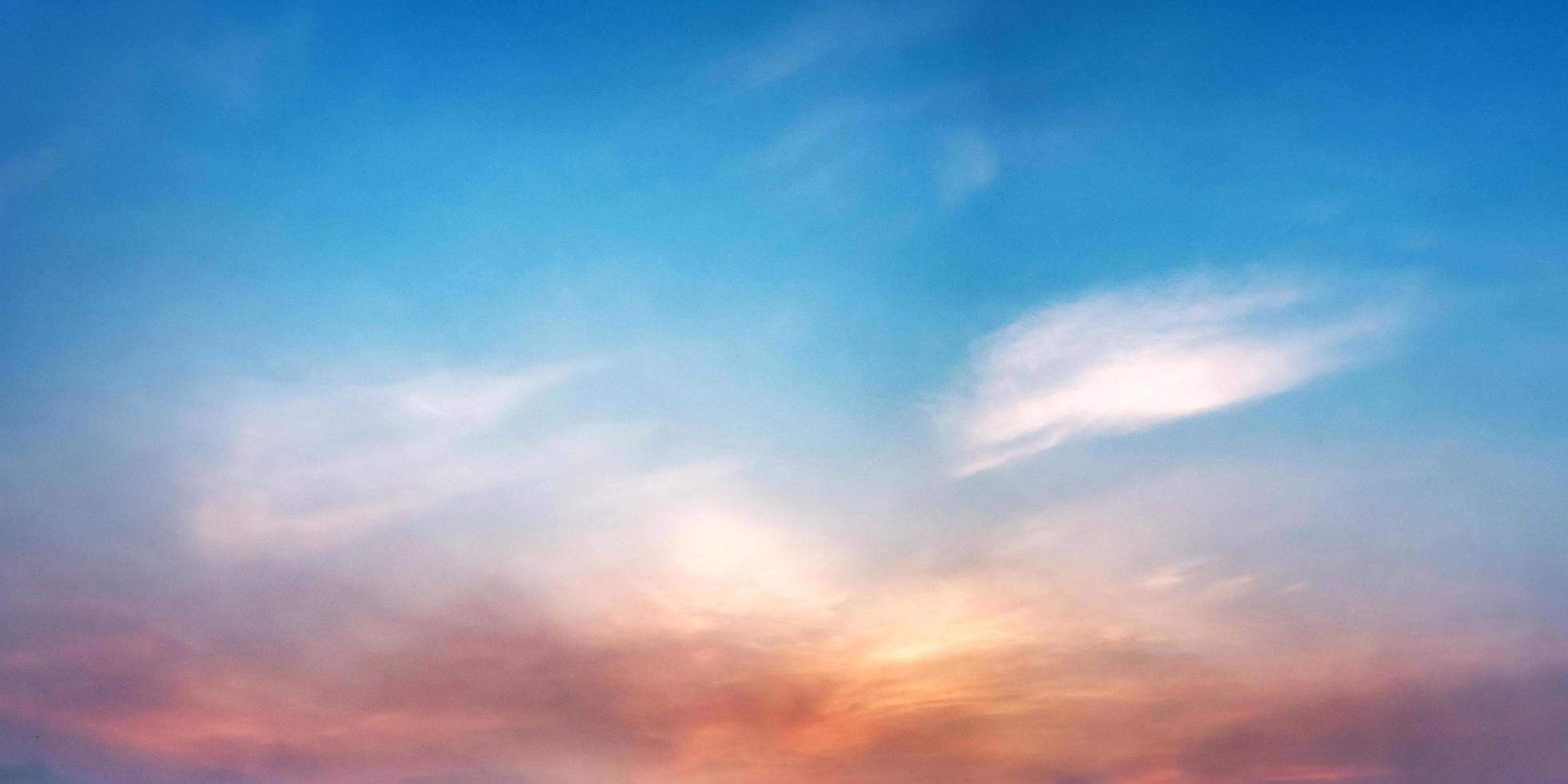 cielo panoramico con nuvole all'alba e al tramonto foto