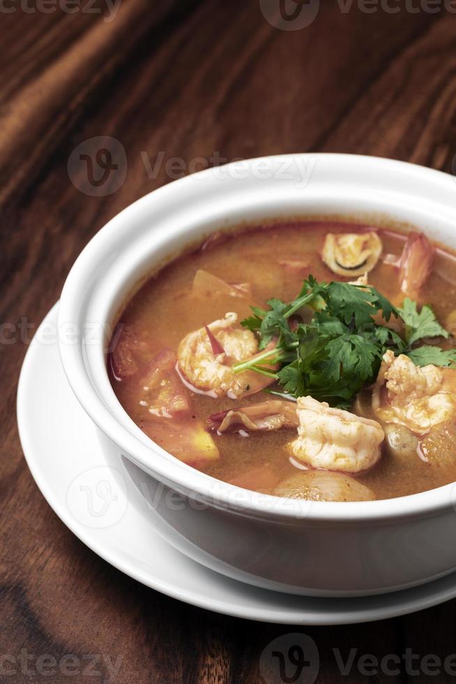 thai tom yum kung zuppa di gamberetti piccante e acida su sfondo tavolo in legno a phuket thailand foto