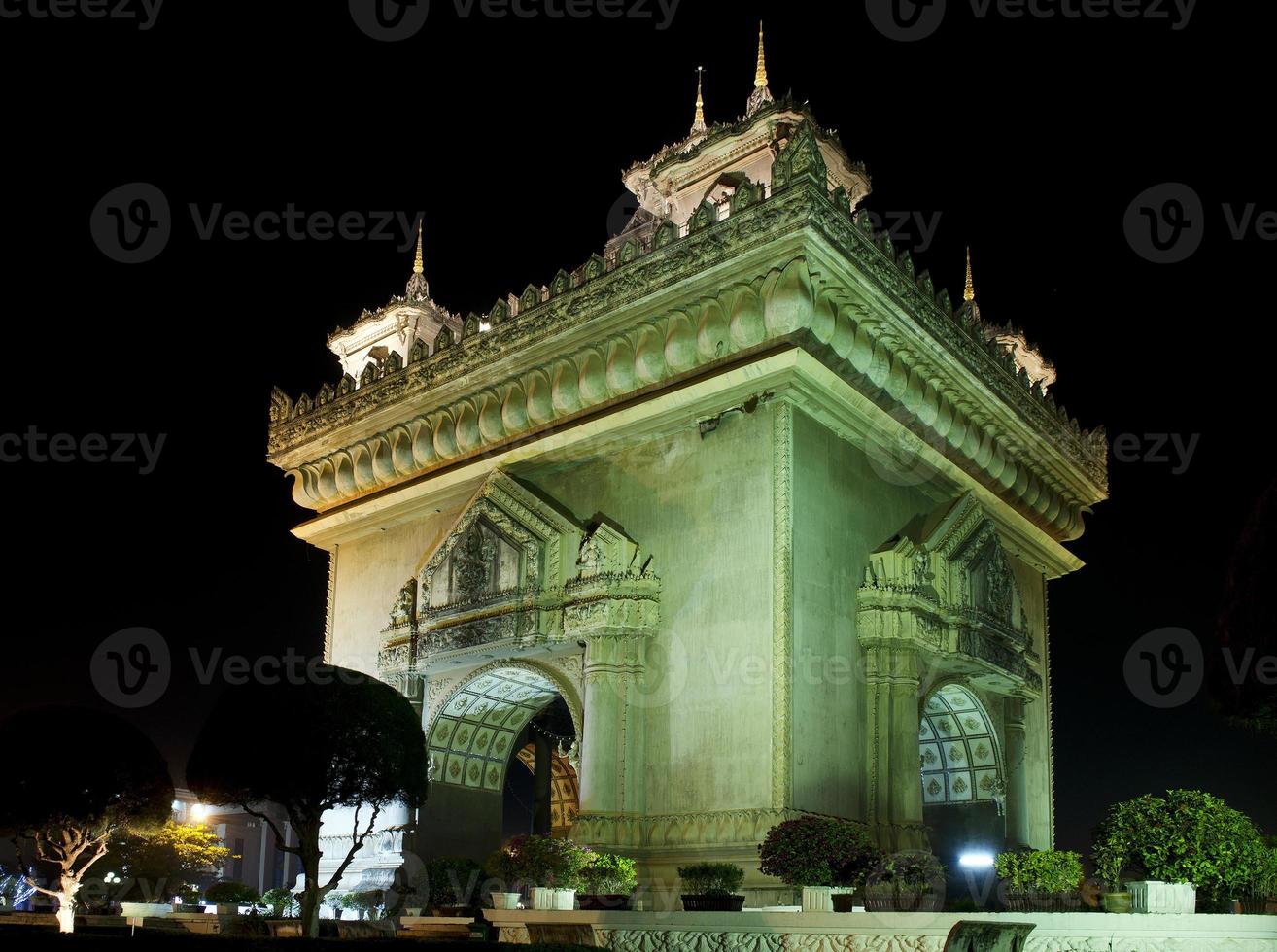 Patuxai arch indipendenza monumento punto di riferimento nella città di vientiane laos di notte foto