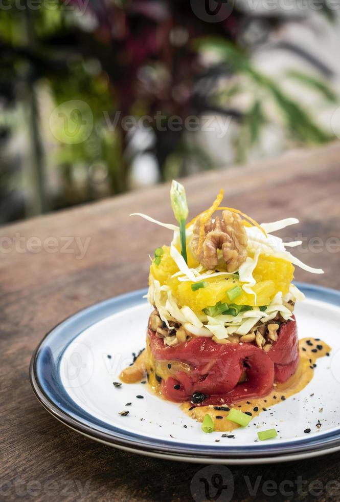 peperone rosso arrosto con quinoa all'arancia e noci snack salutari con tapas vegane foto