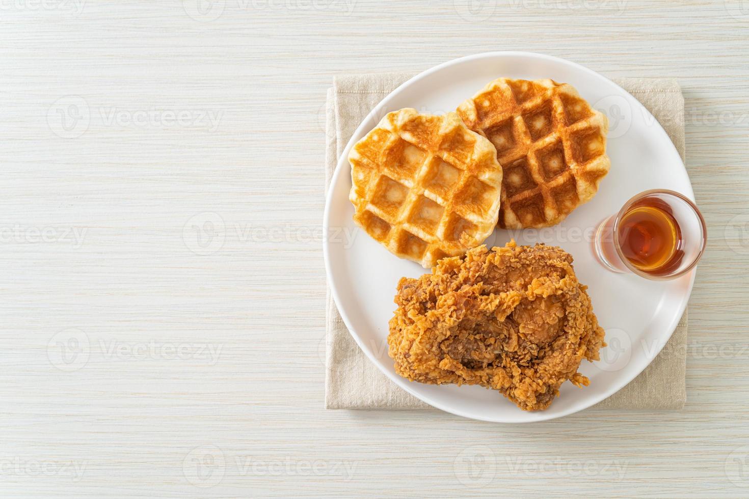 waffle di pollo fritti fatti in casa con miele o sciroppo d'acero foto