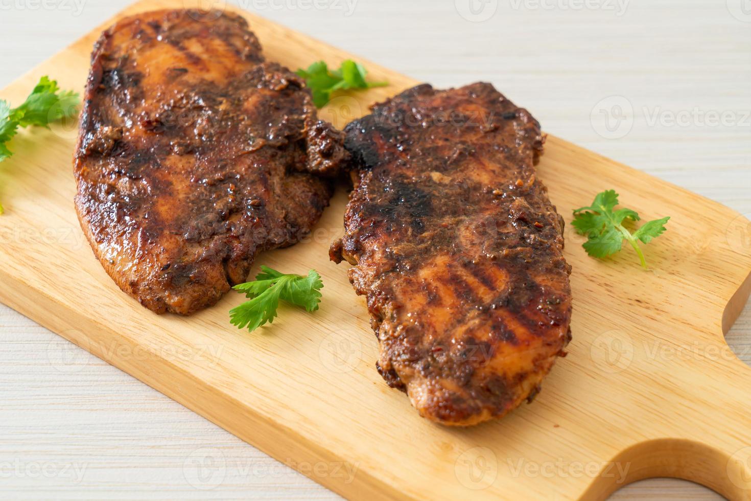 pollo jerk giamaicano alla griglia piccante - stile alimentare giamaicano foto