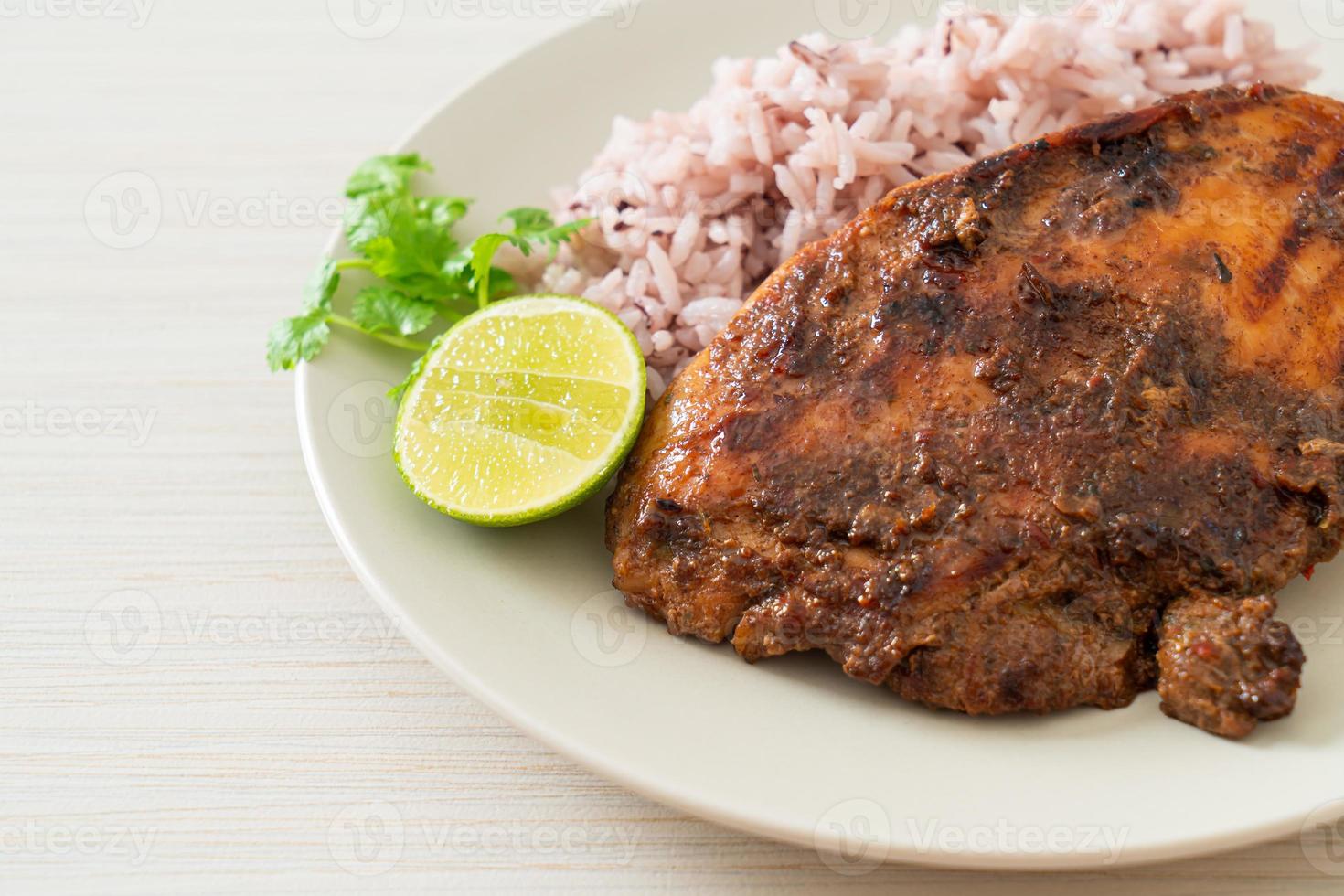 pollo jerk giamaicano alla griglia piccante con riso - stile alimentare giamaicano foto