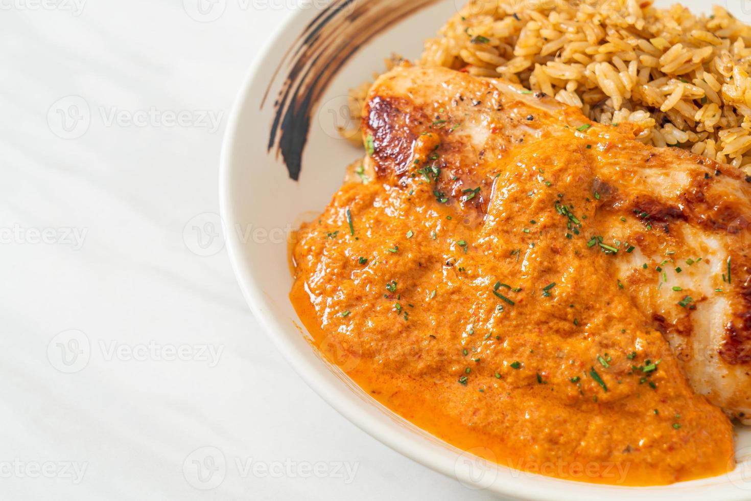 bistecca di pollo alla griglia con salsa al curry rosso e riso - stile cibo musulmano foto