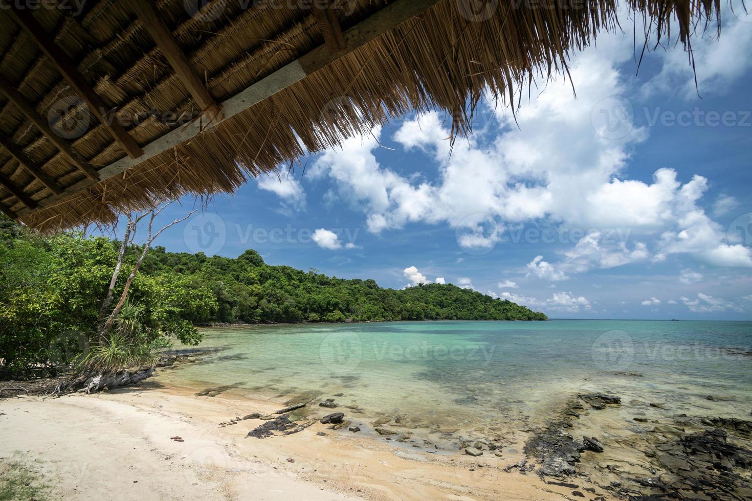 Vista della spiaggia dal bungalow tropicale nell'isola di Koh Ta Tiev vicino a Sihanoukville Cambogia foto