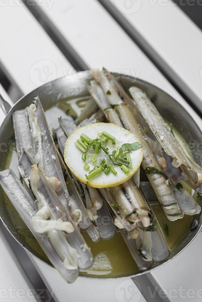 navajas cannolicchi tapas saltati con burro all'aglio salsa di vino bianco a santiago de compostela spagna foto