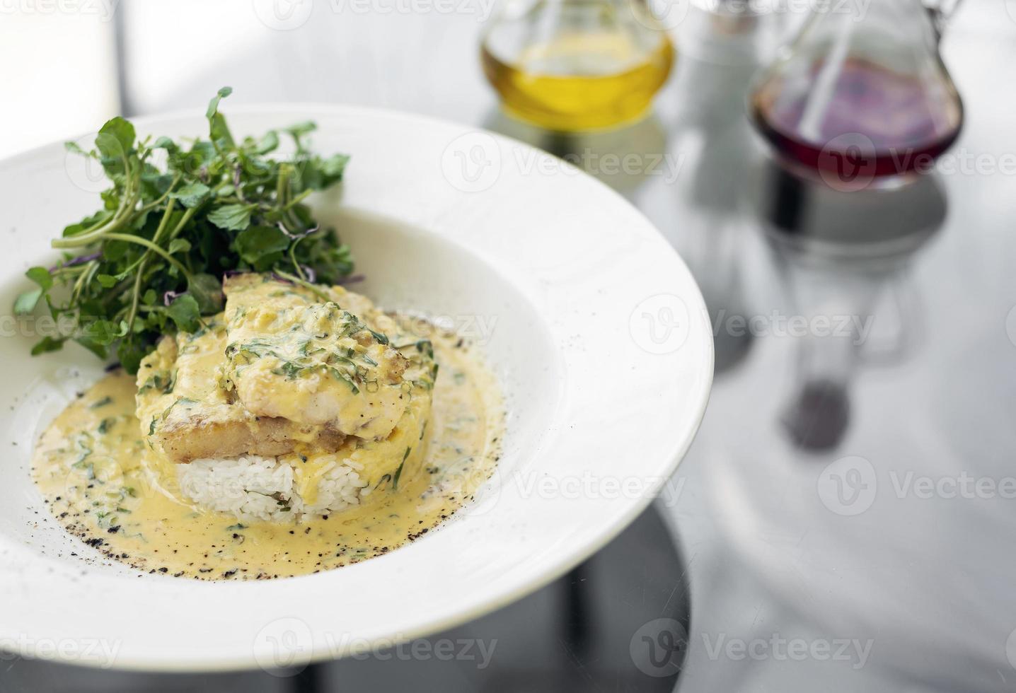 Filetto di pesce di orata in salsa cremosa di senape e aneto al limone pasto del ristorante sulla piastra foto