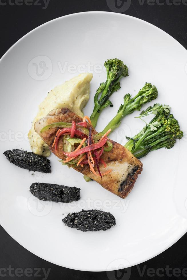 Red snapper filetto di pesce con verdure e riso nero con semi di sesamo nero piatto fusion asiatico moderno nel ristorante melbourne australia foto