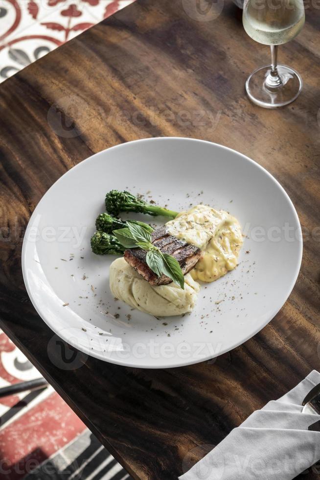 filetto di salmone alla griglia con purè di patate e salsa di crema di senape di Digione foto